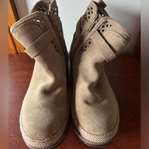 Size 8.5 tan boots.